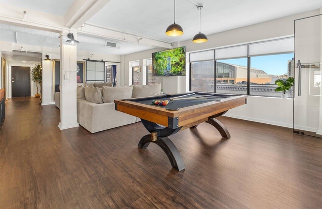 6 BR Condo in the Heart of Indy - 3 blocks to ICC