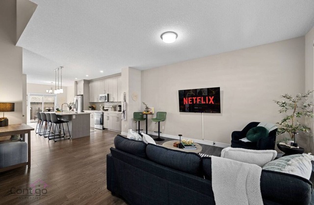 6 BR | Sleep 12 | Stadium & Rogers | Yard | Garage