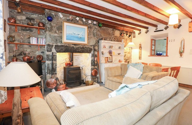 6 MAEN Y WERN, pet friendly, character holiday cottage in Criccieth