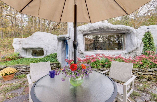 < 6 Mi to Arlington: 'Whimsical Stone Abode!'