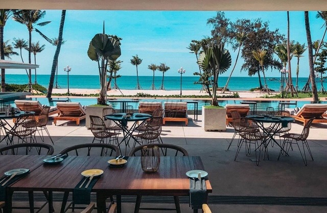 6 minutes walking to the beach, 10 minutes to airport/center