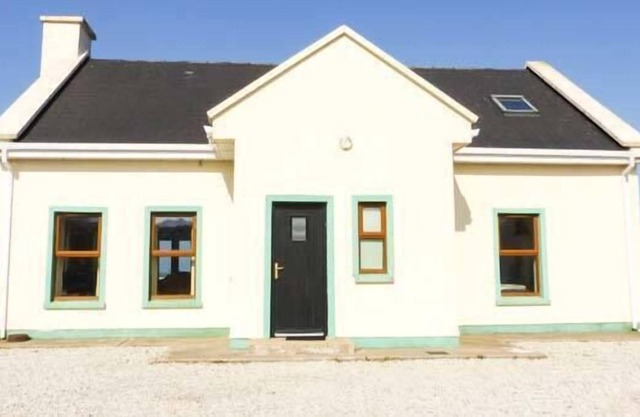 6 STRAND COTTAGES, family friendly in Achill Island, County Mayo
