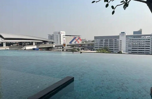 60m MRT, 1BR Condo with Inf. Pool, Balcony & Gym