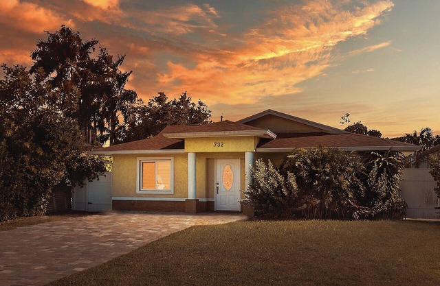 6bdr/4bath tropical paradise with heated pool and lanai, 1 mile from the beach