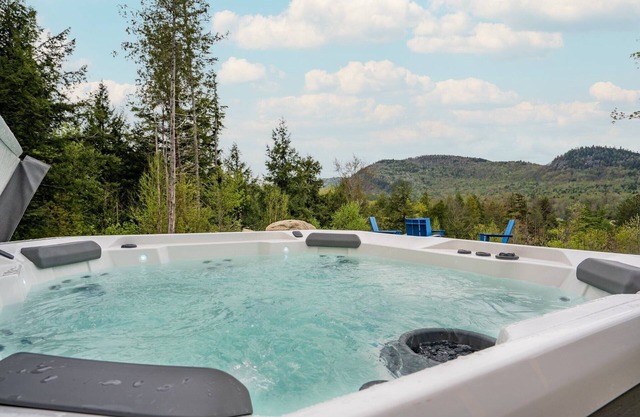 6BR Mountain Cabin | Hot Tub Fire Pit