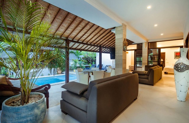 7 Bdrm - Seminyak - Last Minute Deal 50%+ OFF! FRIENDLY, AMAZING VALUE!