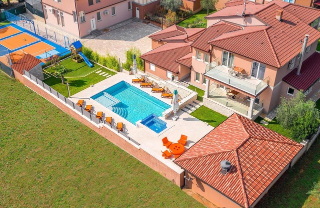 7 bedroom cozy home in Valtura