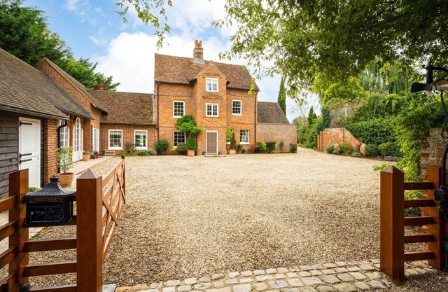 7 bedroom Grade ll listed farmhouse in the beautiful village of Winkfield.