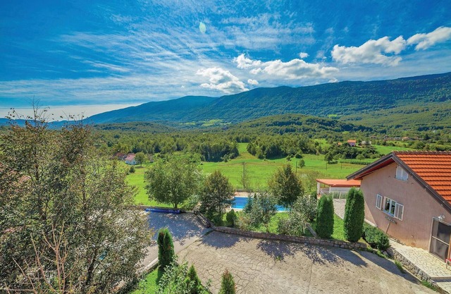 7 bedroom pet friendly home in Crni Kal