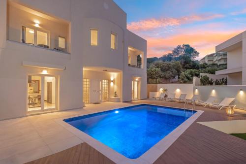 7 min from Center - 6BR Villa with Airport Shuttle