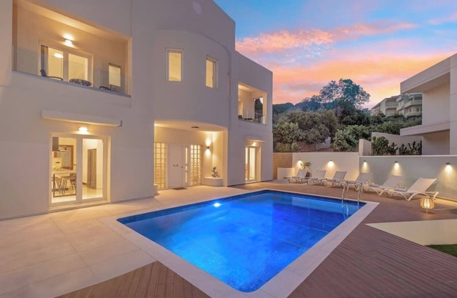 7 min from Center | 6BR Villa | w/Airport Shuttle