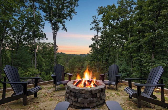 7 Min to Downtown! Sleeps 10 ~ Hot Tub ~ Fire Pit