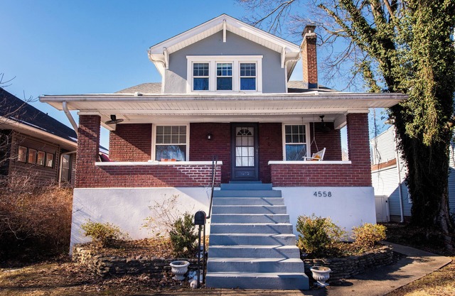 7 min to KY Derby-Sleeps 10! Fitness Room, Fully Fenced Yard