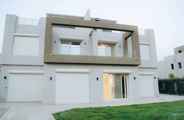 7-room palace in Palm Hills