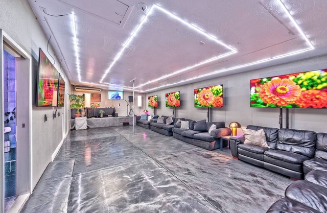 777rentals - Acre of fun! 19+ Beds, 14 Baths