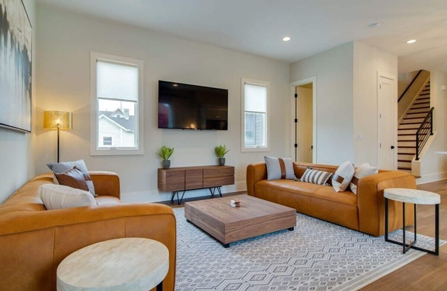 7BR Retreat, Rooftops, Garages, Walkable to Faves 5 Mins to Nissan Stadium, Less