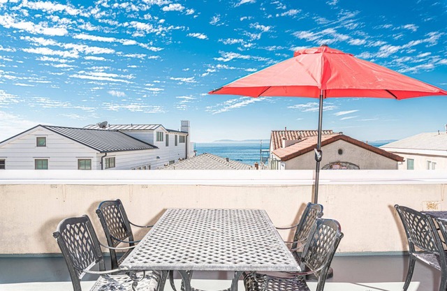 7BR Vacation Duplex Steps to the Sand!