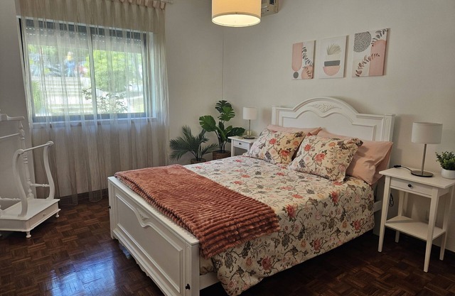 7km from the beach and 14km from downtown Lisbon. Cozy, family-friendly apartment!