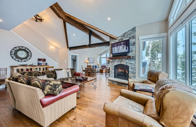 7th Night FREE! Can Ski Out. Sleeps 15. Fireplace. BBQ. Priv Hot Tub. Amazing Views!
