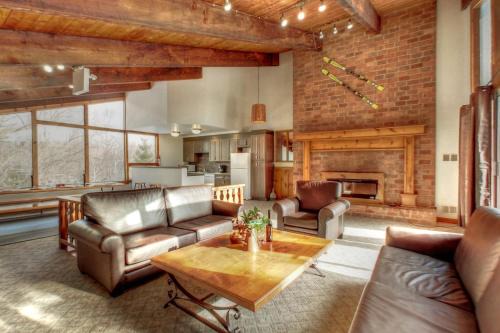 8 bdrm Tyrolean Village Ski Chalet at Blue Mountain, Hot Tub, Sauna, Ping Pong Table Perfect for Large Groups, Petfriendly