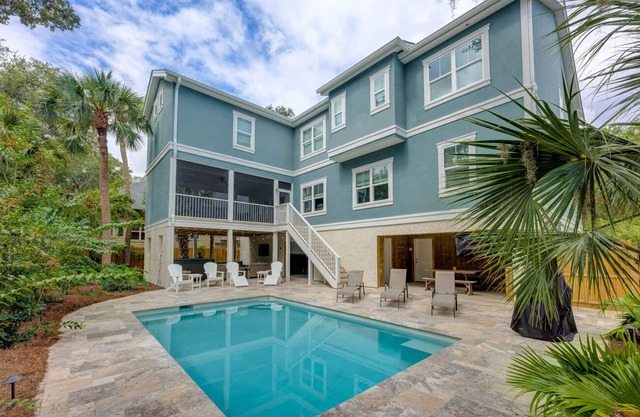 8 bed, 8F/2H Baths, 7 King Suites, Elevator, Private Pool, 3 min walk to Beach!