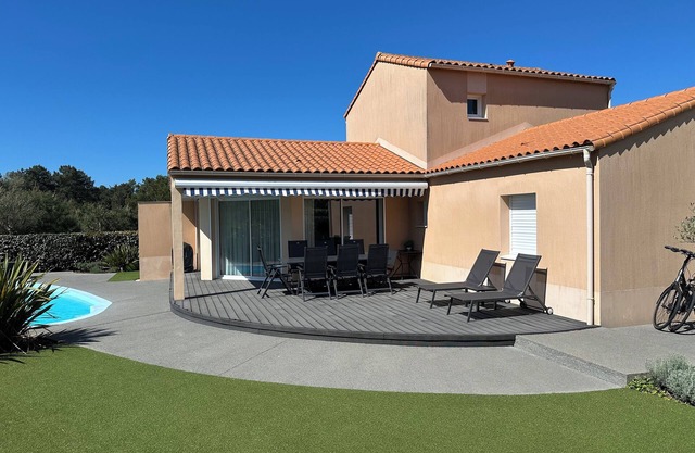 8 bed detached villa with private pool. Sea within walking distance.