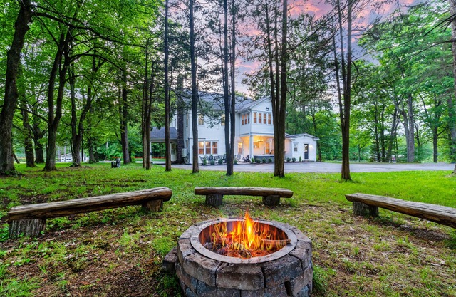 8 bedroom Manor - Hot Tub - Game Room - Fire Pit - Sleeps 22