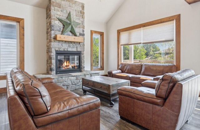 8 BR Luxury Swiss Style Chalet w/Hot Tub