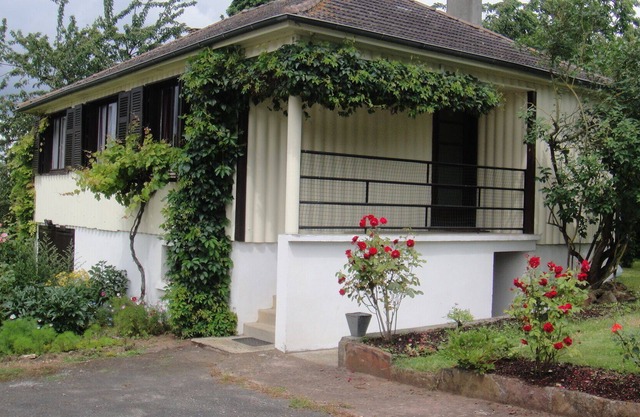 8 km from Caen, quiet house with large garden in the village, beaches at 20 km