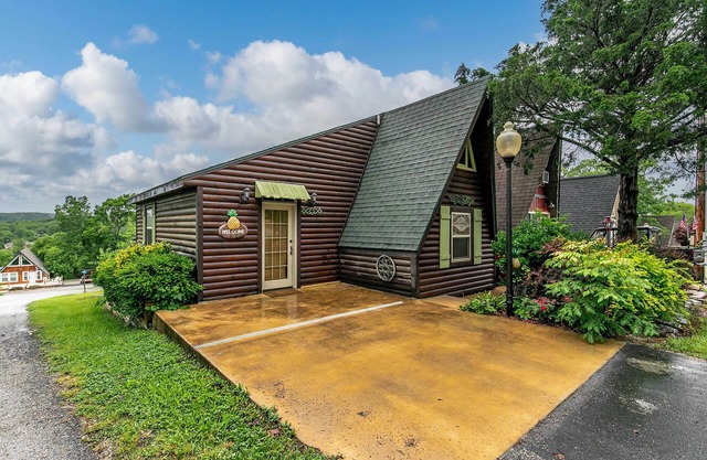 8 Mi to Dogwood Canyon: Cozy Cabin w/Deck