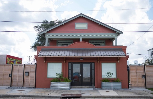 8-Suite Guesthouse Sleep 32! - Huge yard