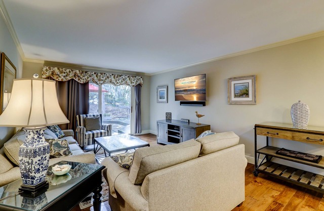823 Ketch Court - Sea Pines Townhouse in Harbourtown-Quick walk to the Marina