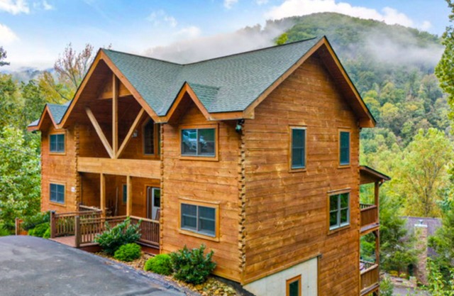 8BDR cabin with game room, hot tub, free attraction tickets, & amazing views