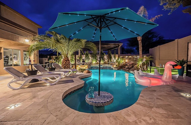 8BR/5.5BA Luxury Retreat w/4 En-Suites, HEATED Pool, Hot Tub,Pool & Arcades-SC