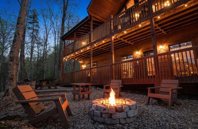 8BR lodge, ADA compliant, fishing pond.