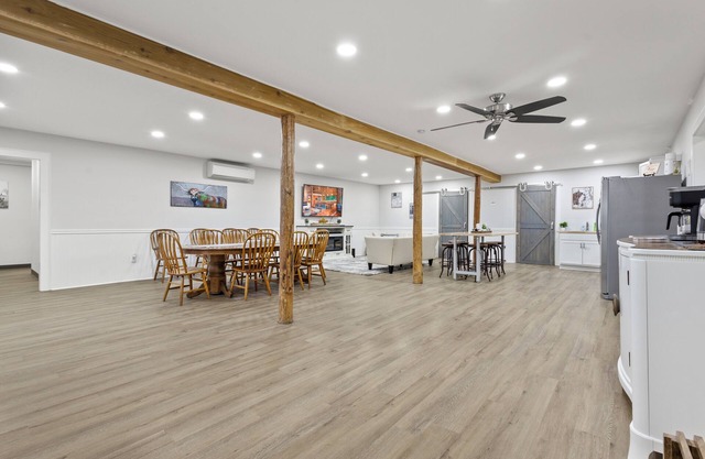 8BR Private Barndominium Getaway + Near Liberty