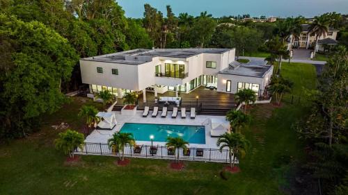 8k SQ FT Villa Heated Pool Game Room Jacuzzi
