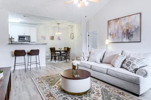 9 Mi to Dtwn Fayetteville Condo with Pool Access!