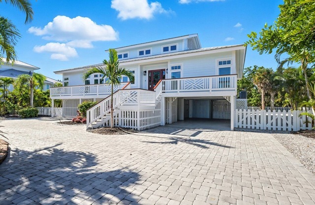 9871 Gasparilla - 4 bedroom - Dog Friendly, Pool Home!