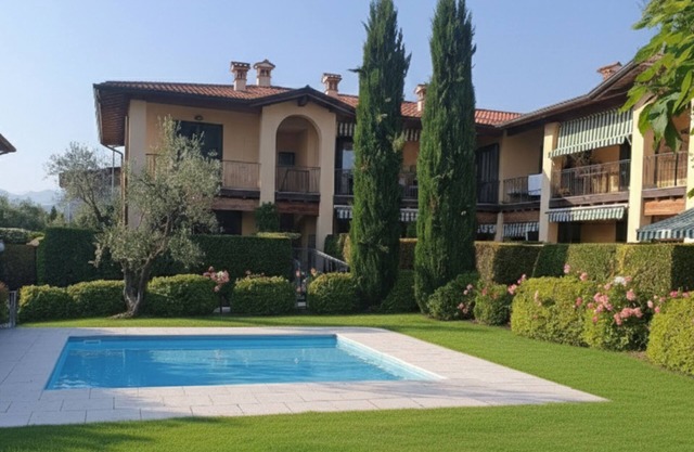 A 10-minute walk from Lake Garda, quiet area, a playground 80 m
