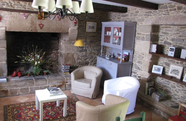 A 18th century, peaceful, charming, mod cons, family house. Sun. Fenced garden