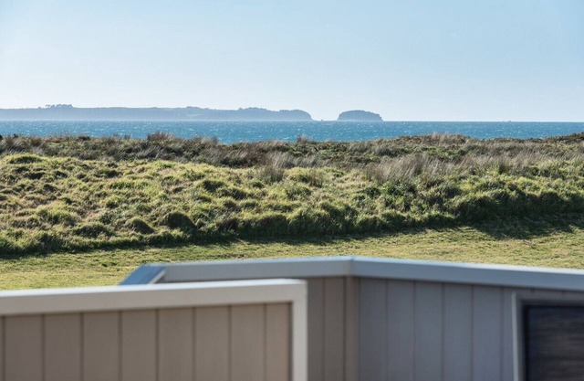 A Beach Barn Haven - Papamoa Holiday Home