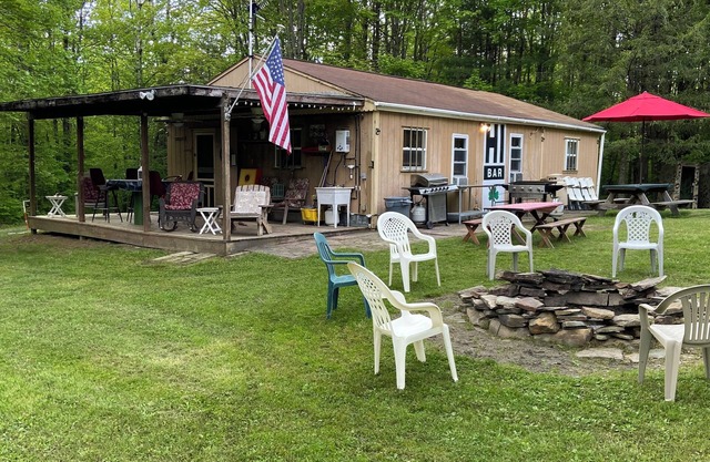 A beautiful rustic cabin with outdoor activities. Small groups, or big families.