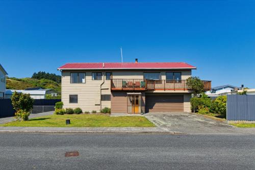 A Classic Kiwi Bach in South Bay