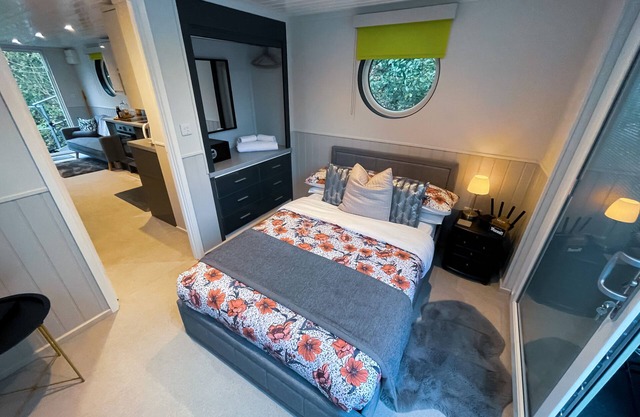 A Cosy unique luxurious River Boat with Castle Views in Maidstone Lady Florence.