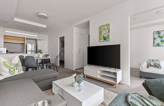 A Cozy 2BR Apt Next to The Yarra River