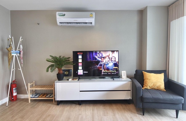 A Cozy and Spacious Beachfront Condo with only One Minute walk to the beach!