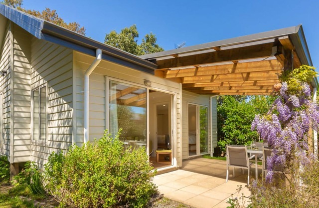 A delightful studio in idyllic Mapua Village, perfect from which to explore the Tasman region