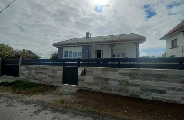 A dream with garden, porch, barbecue, sea views and near the beach.