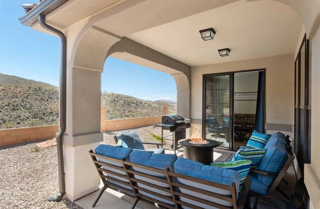 A Family Affair, Sleeps 20 in two side-by-side units, 10 bedrooms!